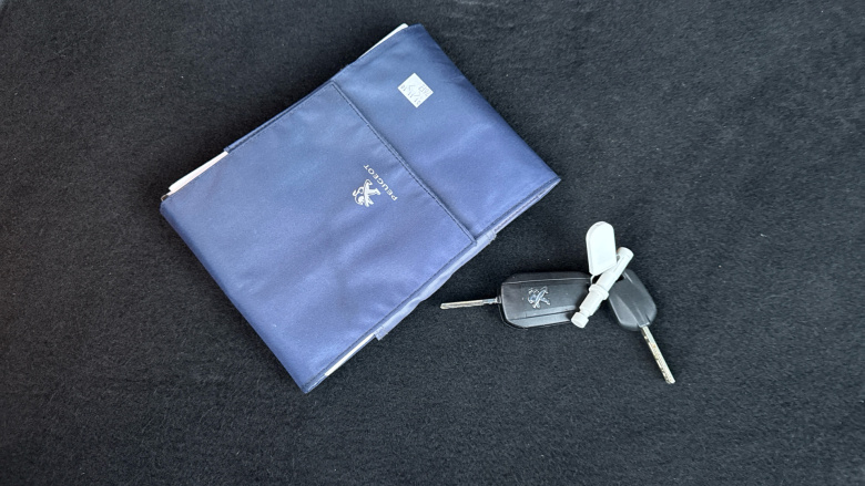 Peugeot 208 1.2 PureTech 82 Signature 5dr [Start Stop] Petrol Hatchback